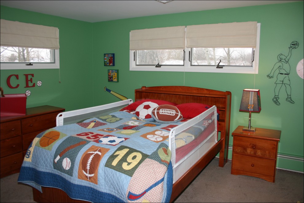 Cette photo montre une chambre d'enfant de 4 à 10 ans chic avec un mur vert et moquette.