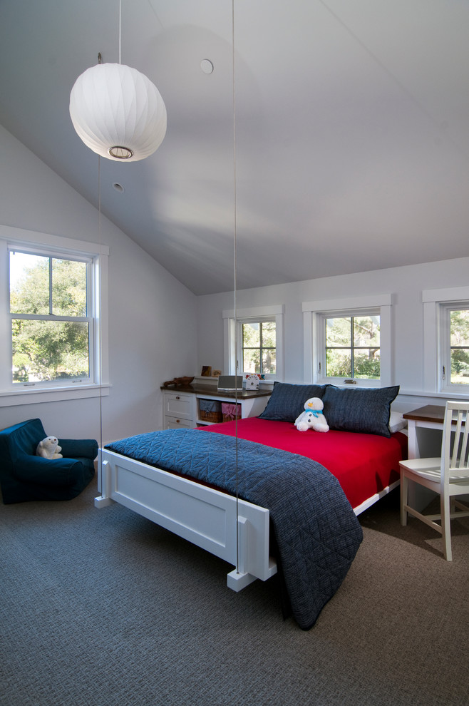 На фото: нейтральная детская в классическом стиле с спальным местом, серыми стенами и ковровым покрытием для ребенка от 4 до 10 лет с