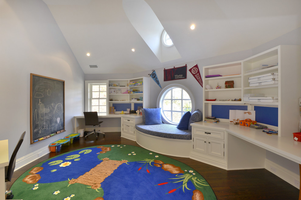 Ejemplo de habitación de niño de 4 a 10 años tradicional grande con escritorio y paredes púrpuras