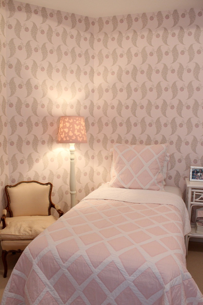 Inspiration för klassiska flickrum kombinerat med sovrum och för 4-10-åringar, med rosa väggar