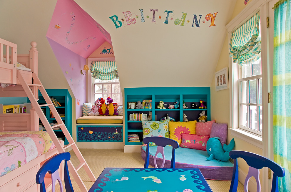 На фото: детская с игровой в классическом стиле с ковровым покрытием и разноцветными стенами для ребенка от 4 до 10 лет, девочки