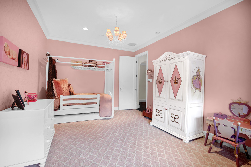 Klassisches Mädchenzimmer mit rosa Wandfarbe, Teppichboden, Schlafplatz und buntem Boden in Dallas