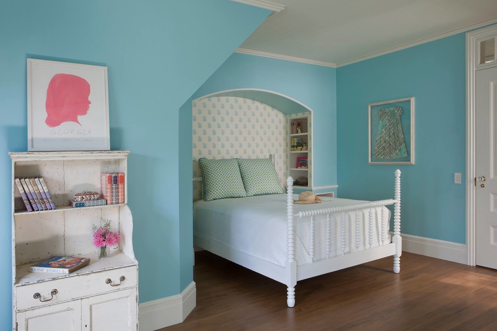 Cette image montre une chambre d'enfant de 4 à 10 ans traditionnelle de taille moyenne avec un mur bleu, un sol en bois brun et un sol marron.