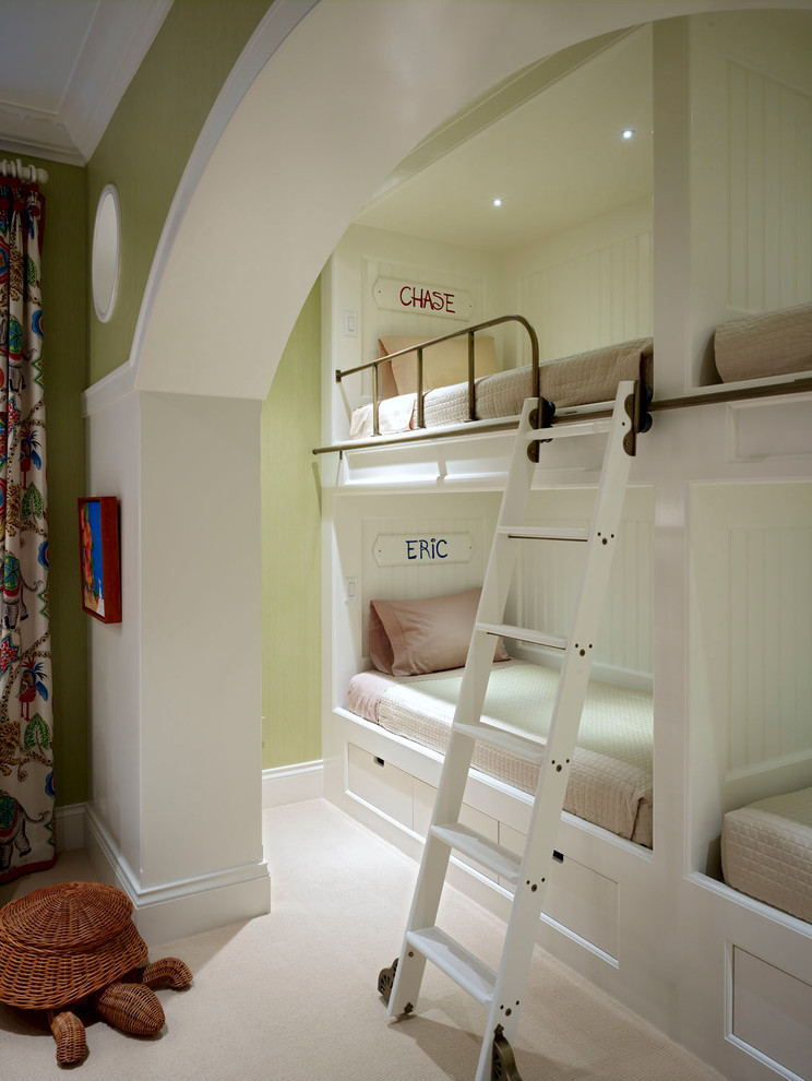 Immagine di una cameretta per bambini da 1 a 3 anni classica con pareti verdi e moquette