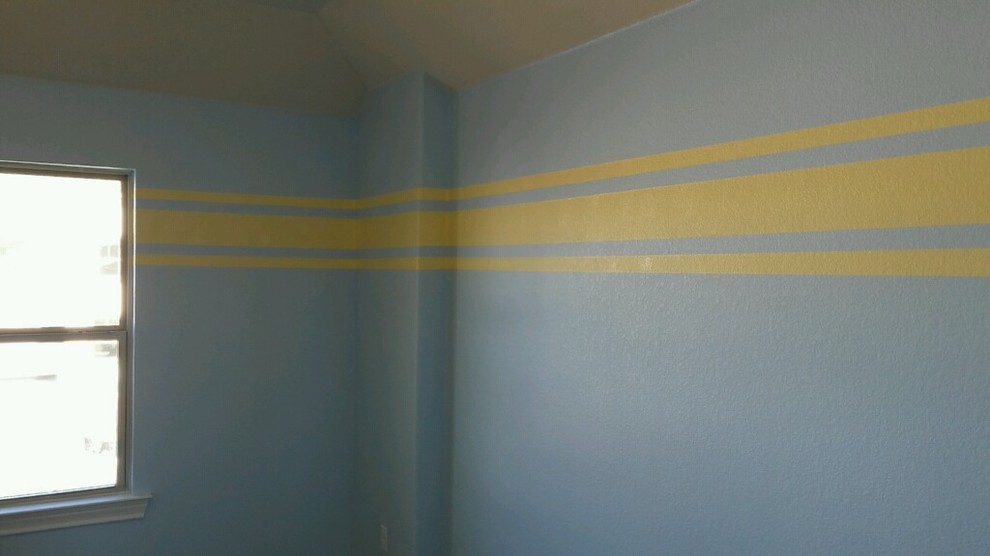 Klassisk inredning av ett mellanstort könsneutralt barnrum kombinerat med sovrum, med blå väggar