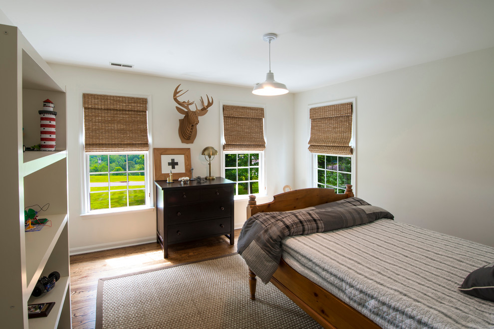 Exempel på ett klassiskt barnrum kombinerat med sovrum, med vita väggar och mellanmörkt trägolv