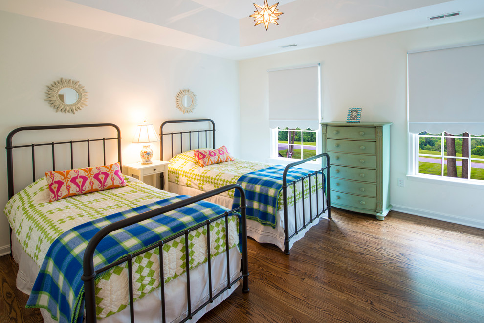 Ejemplo de dormitorio infantil de 4 a 10 años tradicional con paredes blancas y suelo de madera en tonos medios
