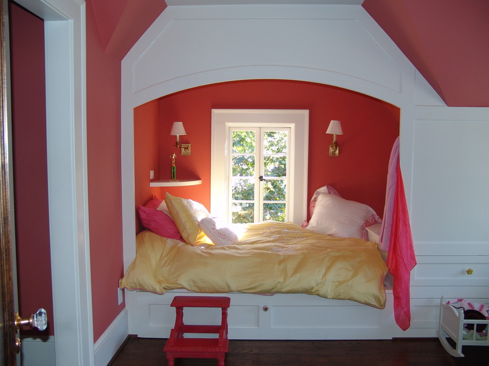 アトランタにあるトラディショナルスタイルのおしゃれな子供部屋 (ピンクの壁、濃色無垢フローリング、児童向け) の写真