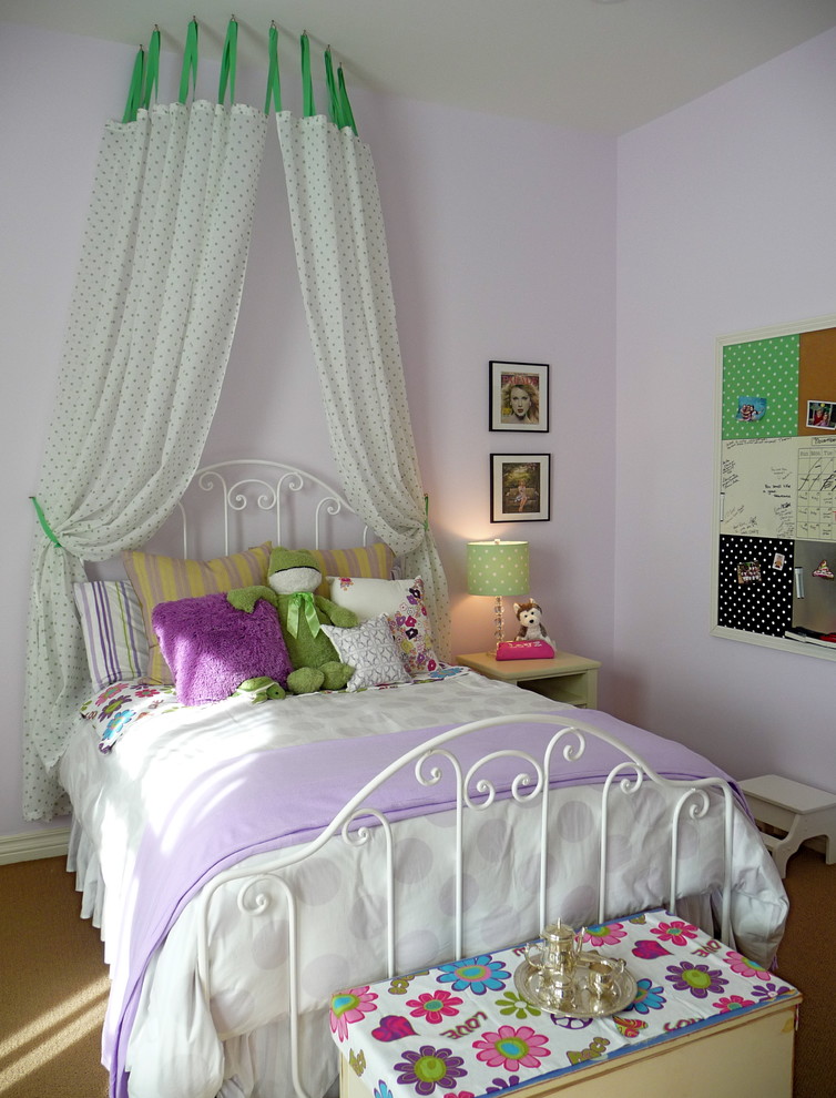 Inspiration för ett vintage flickrum, med lila väggar