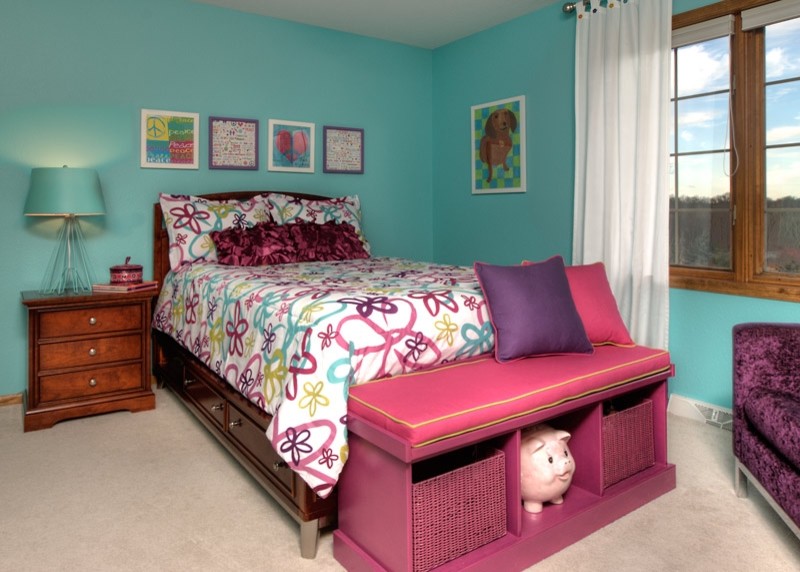 Inspiration for a timeless kids' room remodel in Milwaukee