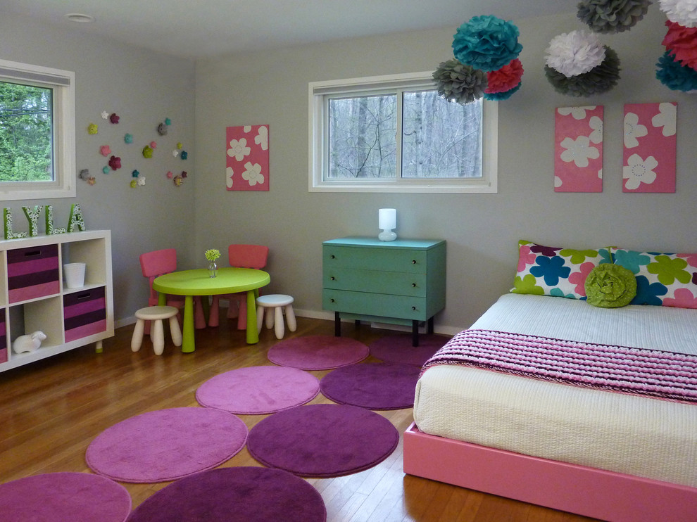 Inspiration for a timeless kids' room remodel in Cleveland