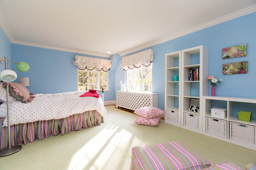 Diseño de dormitorio infantil clásico con paredes azules y moqueta