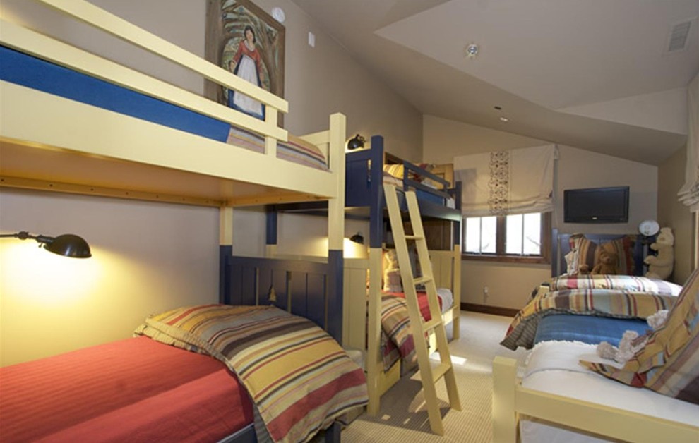 Свежая идея для дизайна: нейтральная детская в классическом стиле с спальным местом, серыми стенами и ковровым покрытием для ребенка от 4 до 10 лет, двоих детей - отличное фото интерьера