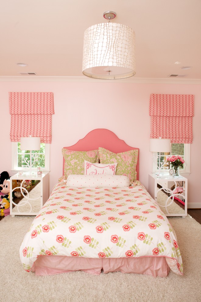 Inredning av ett klassiskt flickrum kombinerat med sovrum och för 4-10-åringar, med rosa väggar och mörkt trägolv