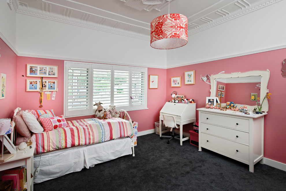 На фото: детская в классическом стиле с спальным местом, розовыми стенами, ковровым покрытием и черным полом для ребенка от 1 до 3 лет, девочки