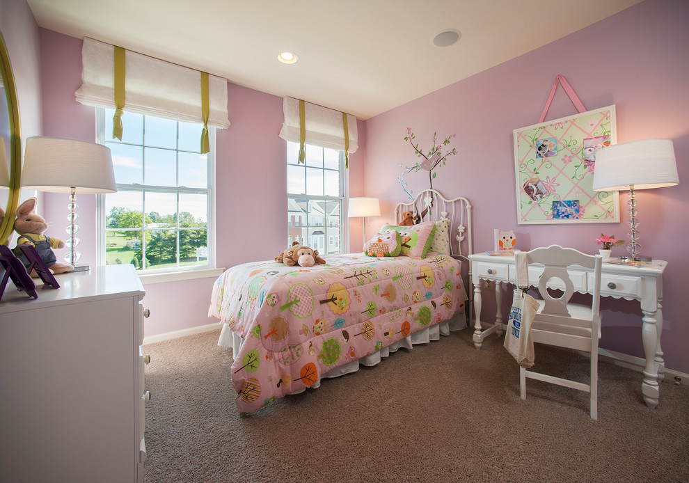 Inspiration pour une chambre d'enfant traditionnelle avec un mur violet et moquette.