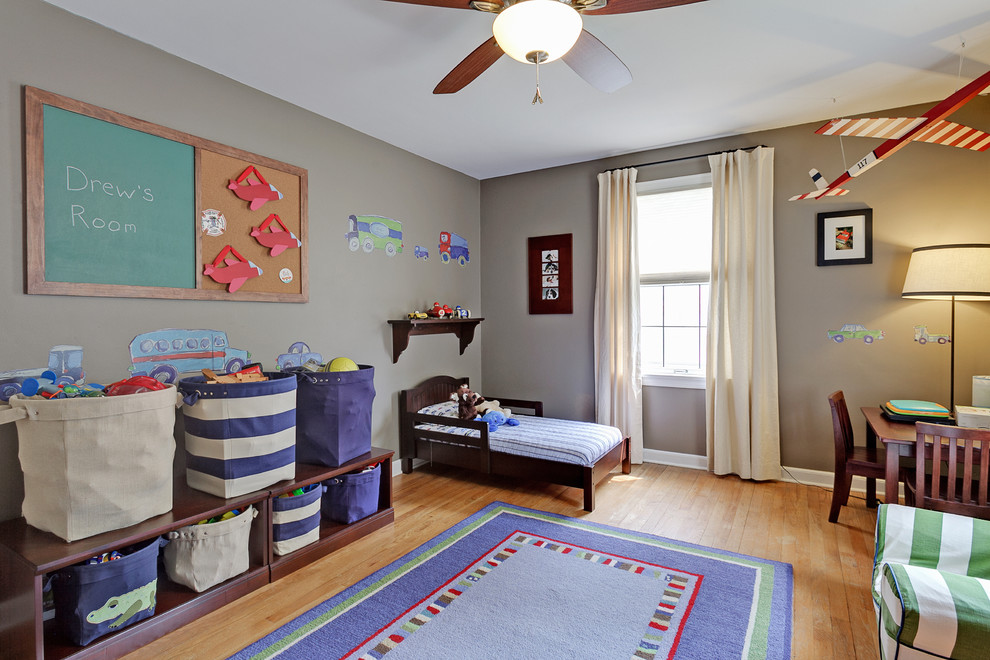 Imagen de dormitorio infantil clásico con paredes grises