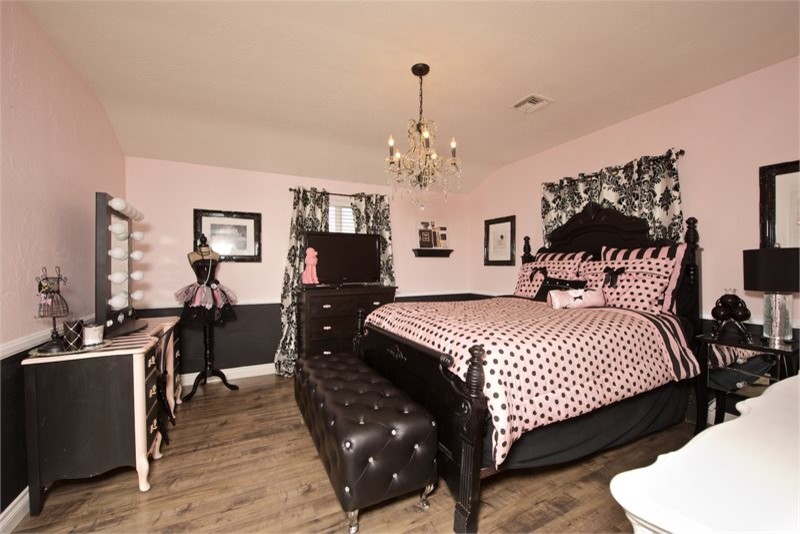Exempel på ett mellanstort shabby chic-inspirerat barnrum kombinerat med sovrum, med rosa väggar, mellanmörkt trägolv och brunt golv