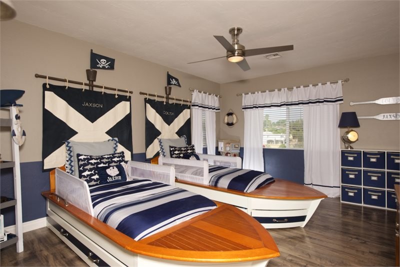 Foto på ett mellanstort maritimt pojkrum kombinerat med sovrum och för 4-10-åringar, med beige väggar, mellanmörkt trägolv och brunt golv