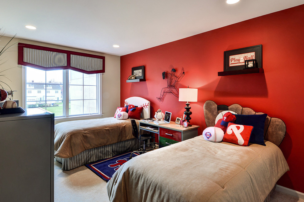На фото: детская среднего размера в классическом стиле с ковровым покрытием, спальным местом и разноцветными стенами для ребенка от 4 до 10 лет, мальчика