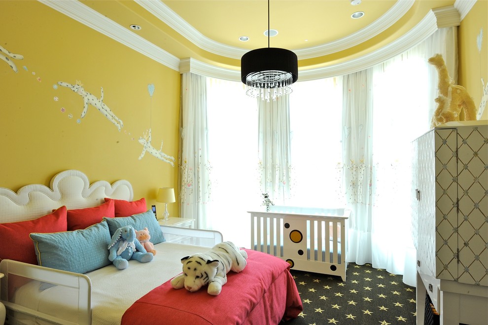 Cette photo montre une chambre d'enfant chic avec un mur jaune et moquette.
