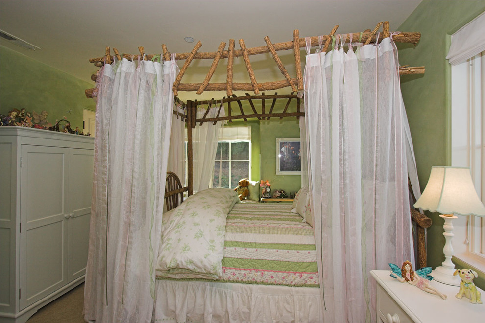 Foto di una grande cameretta per bambini da 4 a 10 anni tradizionale con pareti verdi e moquette