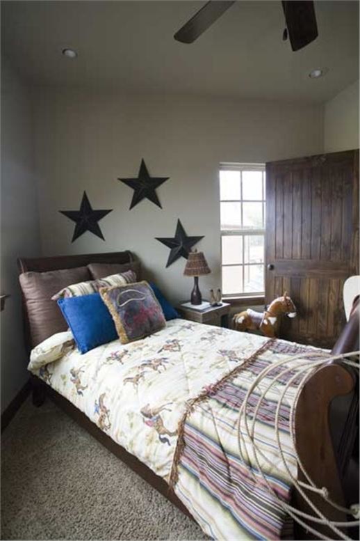 Inspiration för små klassiska pojkrum kombinerat med sovrum och för 4-10-åringar, med beige väggar och heltäckningsmatta