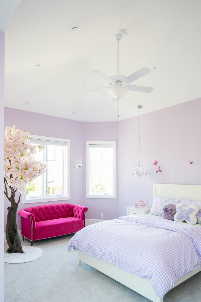 Пример оригинального дизайна: детская в стиле неоклассика (современная классика) с спальным местом, фиолетовыми стенами, ковровым покрытием и серым полом