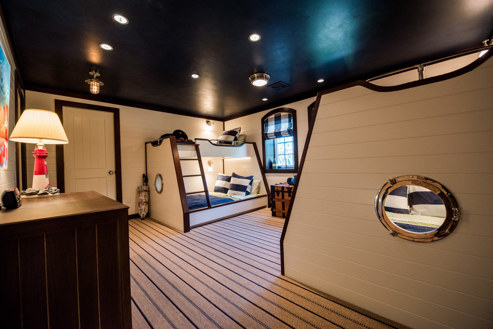 Idéer för ett stort maritimt pojkrum kombinerat med sovrum och för 4-10-åringar, med vita väggar och heltäckningsmatta