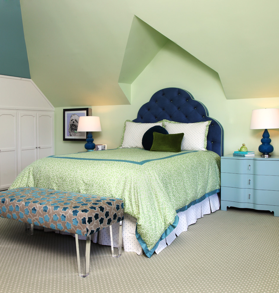 Diseño de dormitorio infantil tradicional renovado con moqueta, suelo verde y paredes verdes