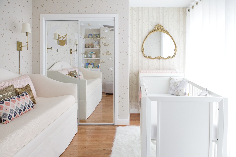 Imagen de dormitorio infantil de 1 a 3 años clásico de tamaño medio con paredes blancas, suelo de madera clara y suelo beige