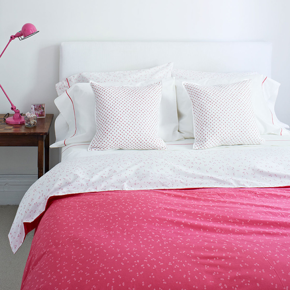 Пример оригинального дизайна: детская в стиле модернизм с спальным местом, белыми стенами и ковровым покрытием для подростка, девочки