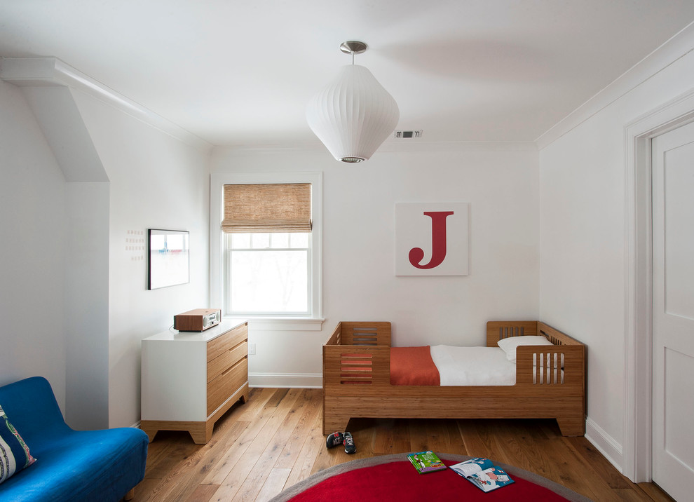 Idées déco pour une chambre d'enfant de 1 à 3 ans classique de taille moyenne avec un mur blanc et un sol en bois brun.