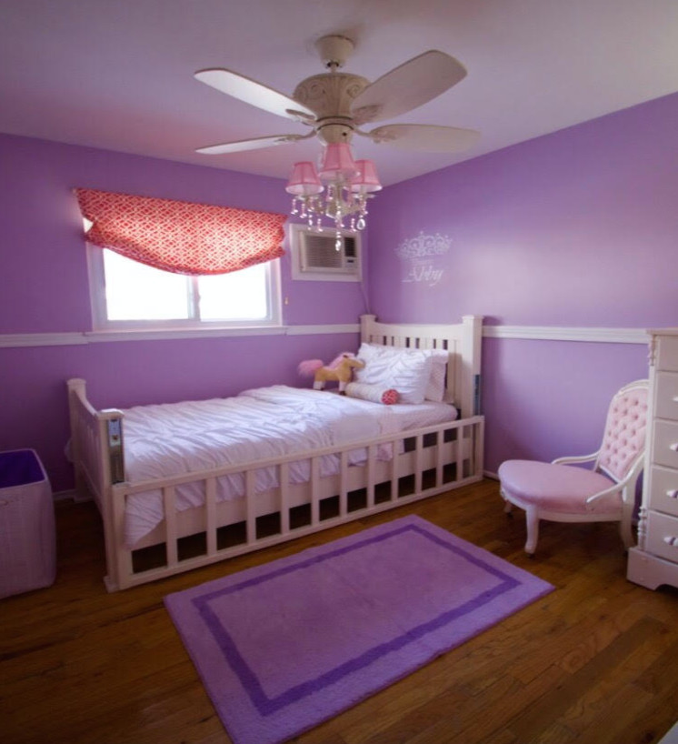 Idéer för mellanstora vintage flickrum kombinerat med sovrum och för 4-10-åringar, med lila väggar och mörkt trägolv
