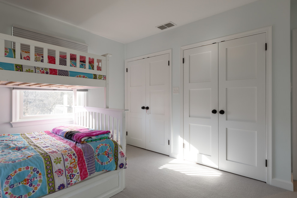 Свежая идея для дизайна: детская в стиле неоклассика (современная классика) с спальным местом, белыми стенами, ковровым покрытием и серым полом для девочки - отличное фото интерьера