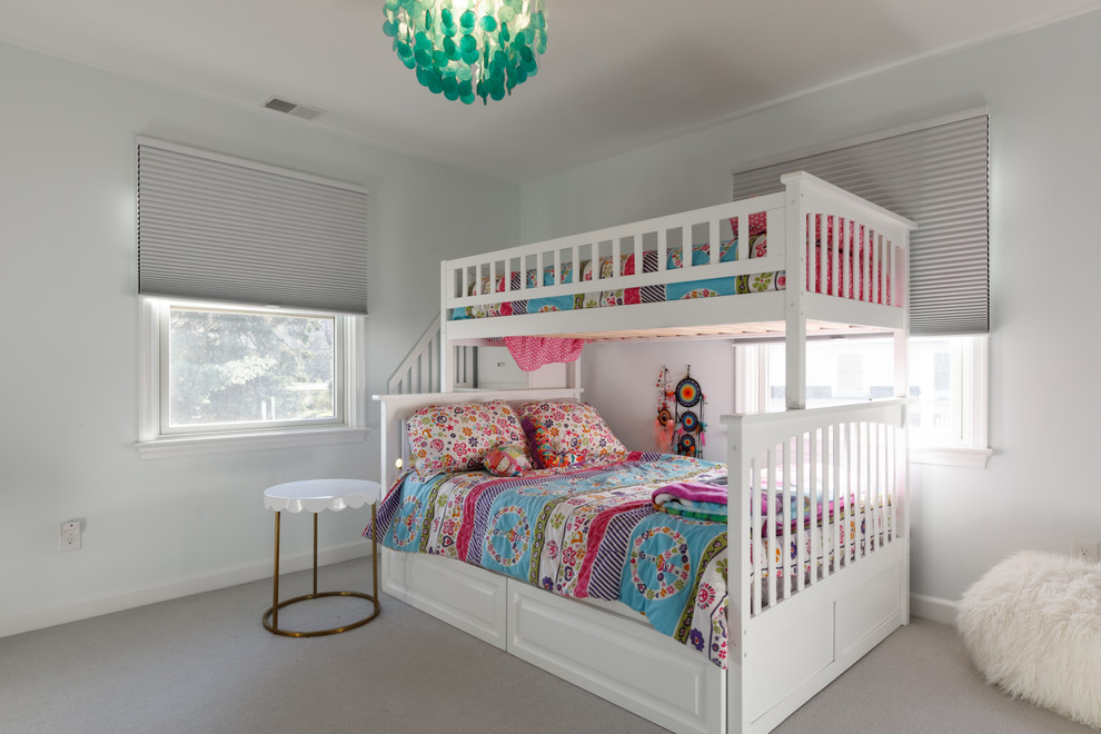 Idee per una cameretta per bambini chic con pareti bianche, moquette e pavimento grigio
