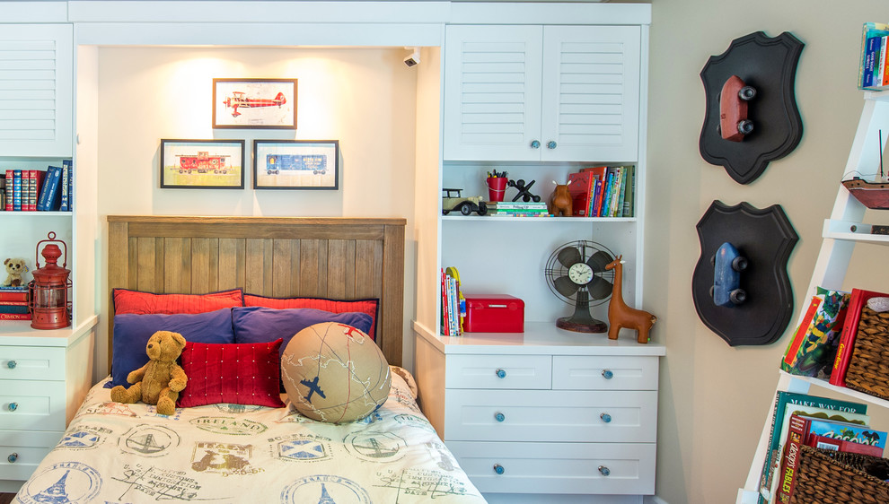 Aménagement d'une chambre d'enfant de 1 à 3 ans classique de taille moyenne avec un mur beige et un sol en bois brun.