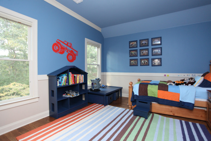 Diseño de dormitorio infantil de 4 a 10 años clásico renovado de tamaño medio con paredes azules, suelo de madera oscura y suelo marrón