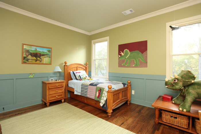 На фото: детская среднего размера в стиле неоклассика (современная классика) с спальным местом, зелеными стенами и темным паркетным полом для ребенка от 4 до 10 лет, мальчика с