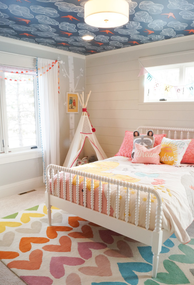 Klassisk inredning av ett flickrum kombinerat med sovrum och för 4-10-åringar, med grå väggar, heltäckningsmatta och beiget golv