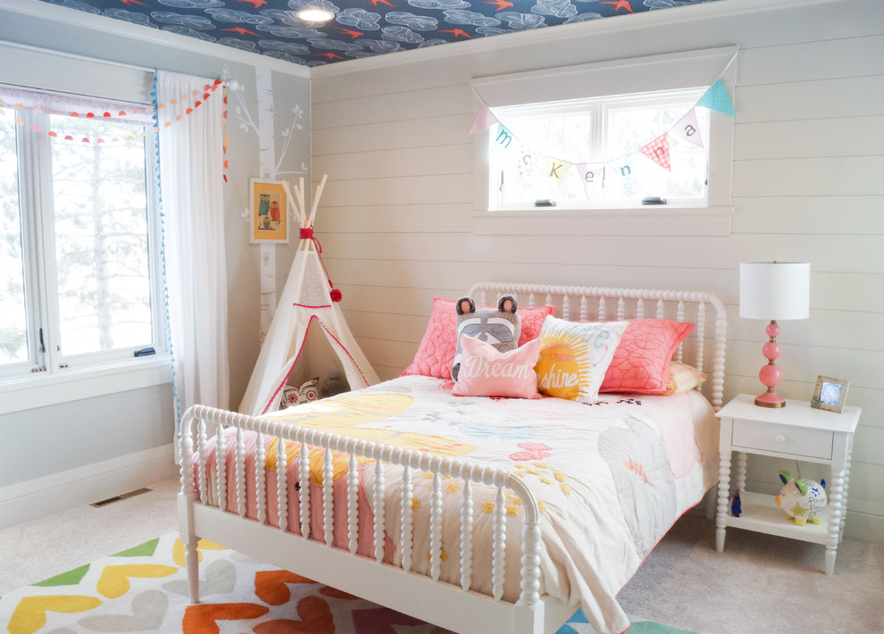 Ispirazione per una cameretta per bambini da 4 a 10 anni tradizionale di medie dimensioni con pareti blu, moquette e pavimento beige