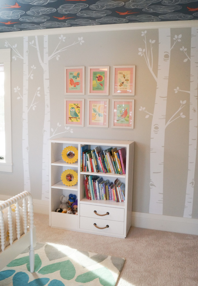Immagine di una cameretta per bambini da 4 a 10 anni classica di medie dimensioni con pareti grigie, moquette e pavimento beige
