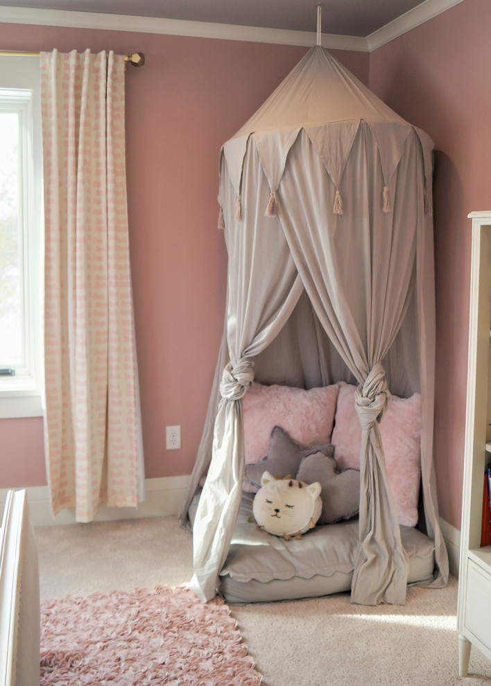На фото: детская среднего размера в стиле неоклассика (современная классика) с спальным местом, розовыми стенами, ковровым покрытием и бежевым полом для ребенка от 4 до 10 лет, девочки