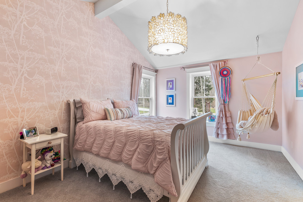 Inredning av ett lantligt flickrum kombinerat med sovrum, med rosa väggar, heltäckningsmatta och grått golv