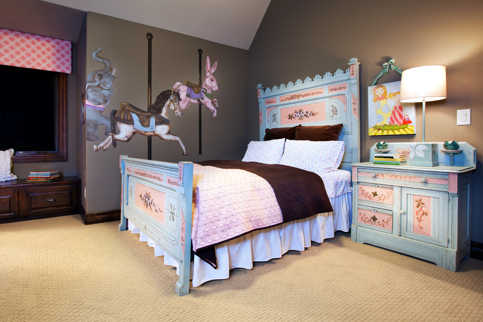 Idéer för att renovera ett shabby chic-inspirerat flickrum kombinerat med sovrum och för 4-10-åringar, med heltäckningsmatta och grå väggar