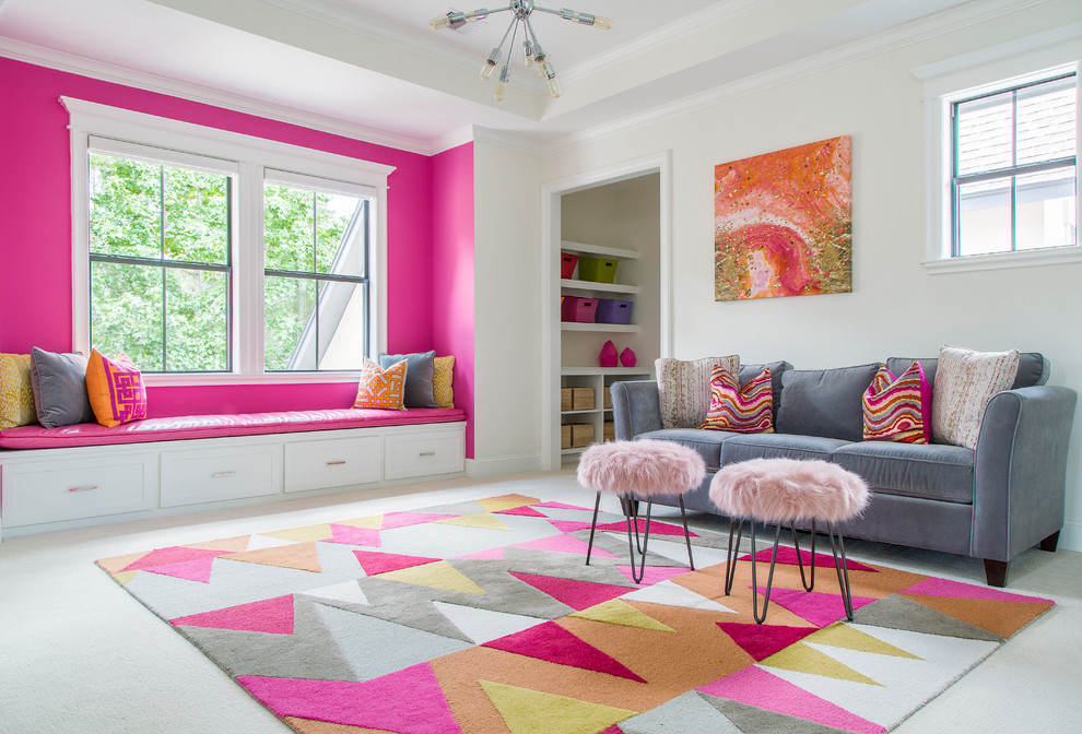 Modelo de dormitorio infantil retro de tamaño medio con moqueta, suelo beige y paredes rosas