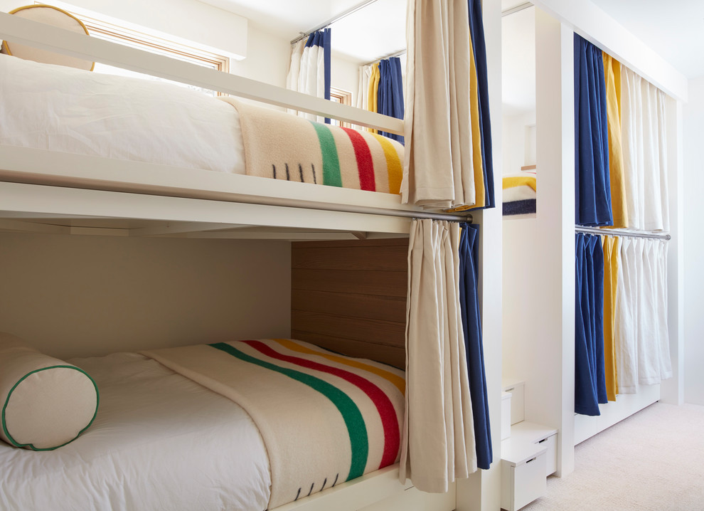 Bild på ett vintage könsneutralt barnrum kombinerat med sovrum och för 4-10-åringar, med vita väggar, heltäckningsmatta och beiget golv