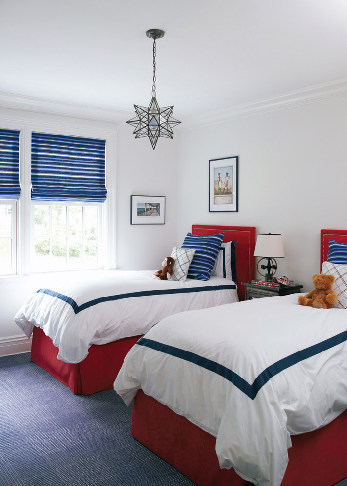 Exempel på ett klassiskt könsneutralt småbarnsrum kombinerat med sovrum, med vita väggar, heltäckningsmatta och blått golv