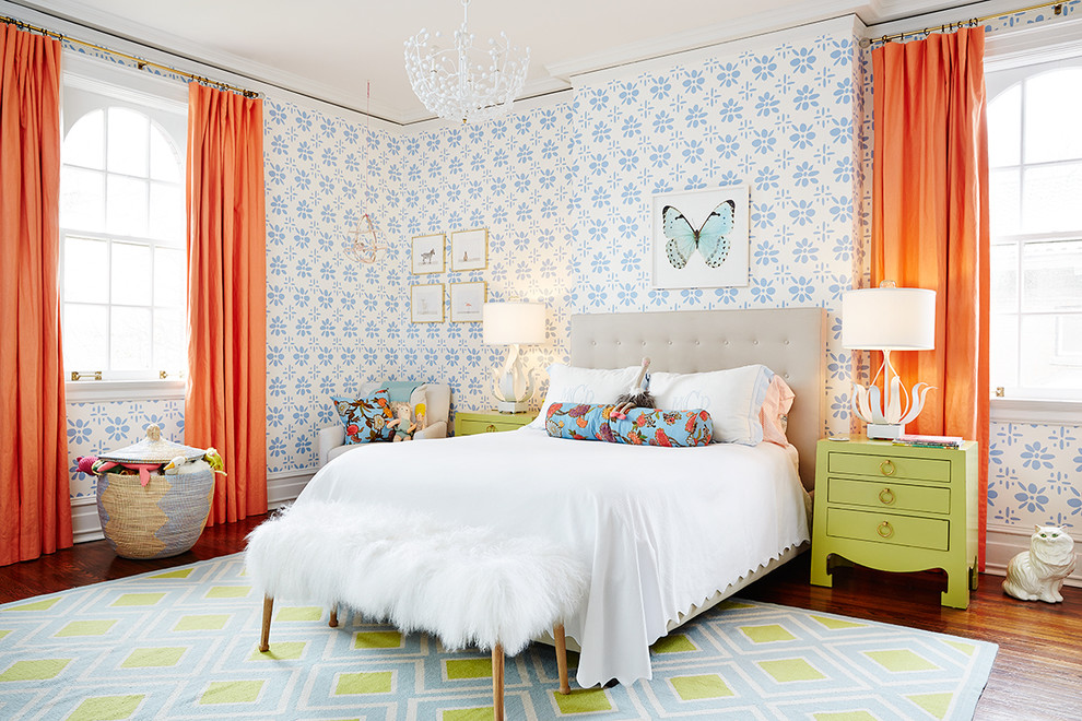 Diseño de dormitorio infantil clásico renovado con paredes multicolor y suelo de madera en tonos medios