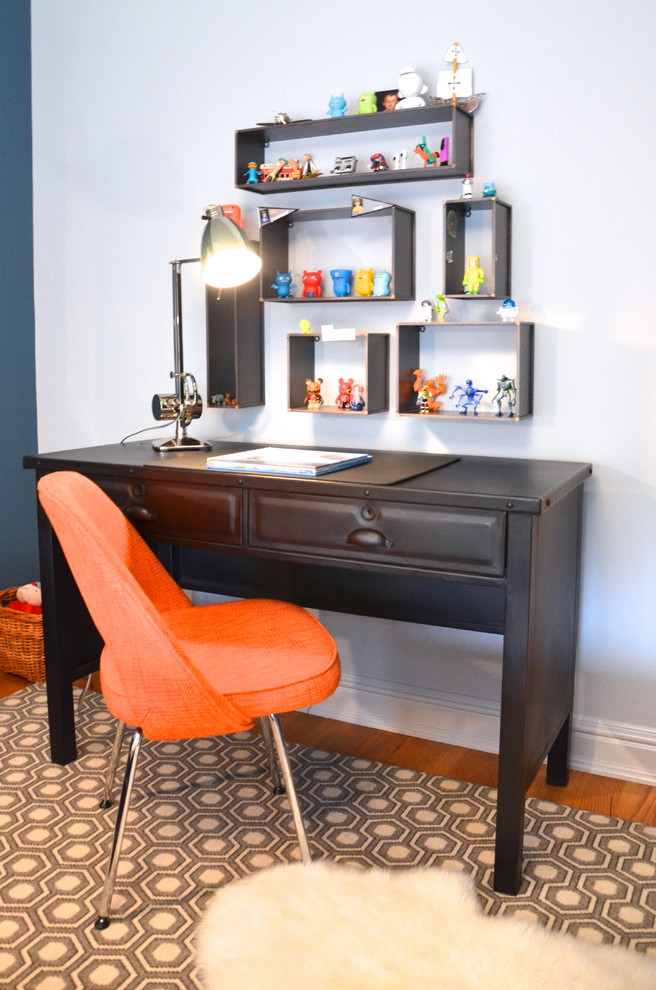 Exemple d'une chambre neutre de 4 à 10 ans chic avec un bureau, un mur blanc et un sol en bois brun.